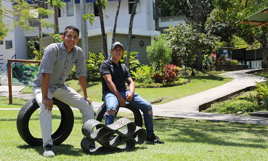 Plano general de emprendedores que reciclan las llantas en el campus de Unibagué